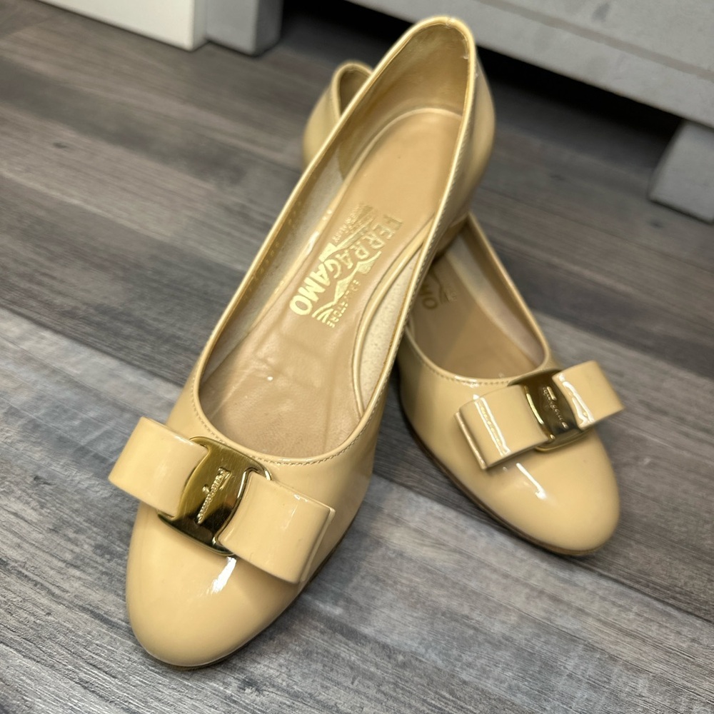 Salvatore Ferragamo Vara Bow Patent Leather Nude Beige Heels Pumps US 5 Auth